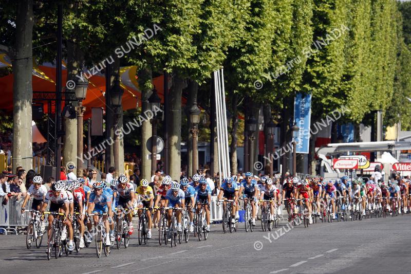 Peloton in Champs-Elysees003p.jpg
